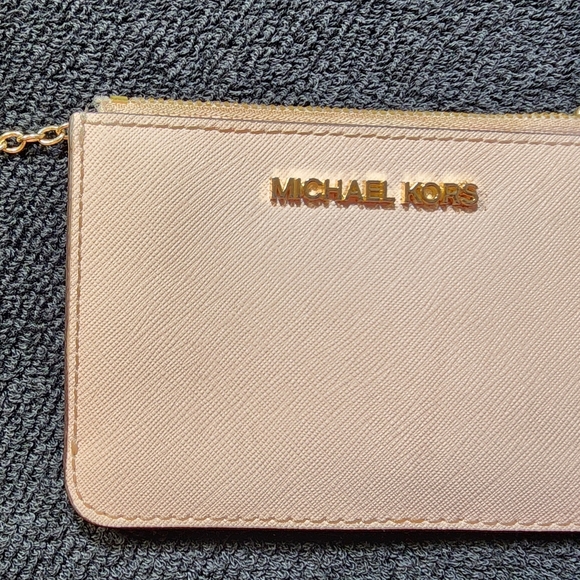 Michael Kors Blush Card Holder with Gold Accents and keychain EUC - Picture 5 of 13